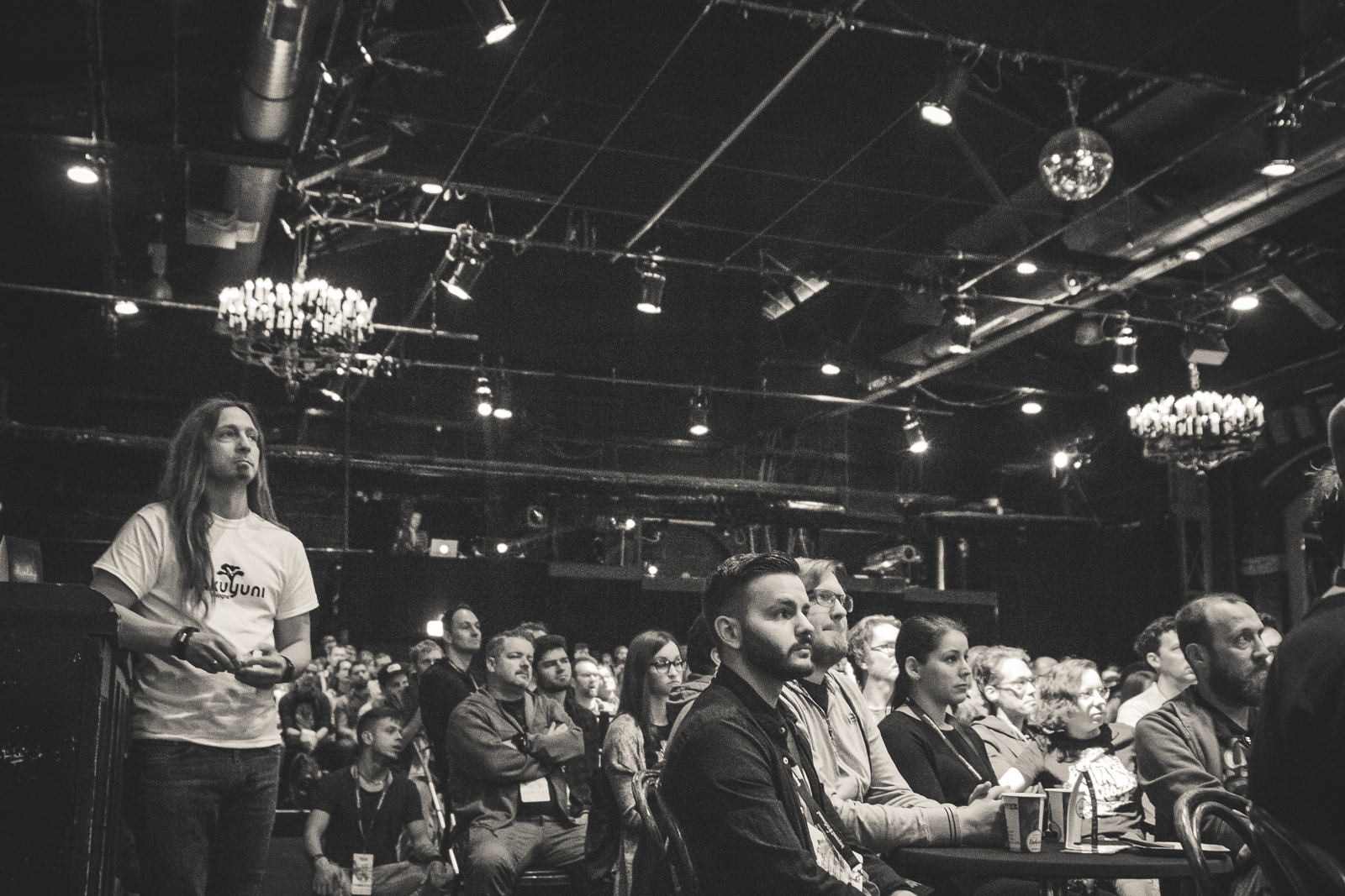 Marc Thiele et le public dans la salle de conférence