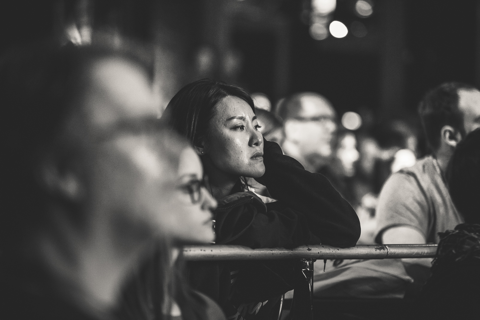 femme du public de la conférence qui est appuyé sur une rambarde