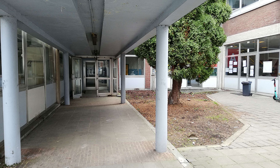 entré du bâtiment A vers la cafétaria