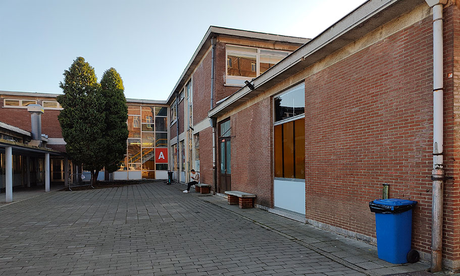 cour devant l'entrée intérieur du bâtiment A