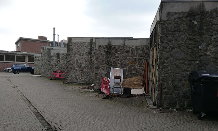 entrées boxs où sont entreposés du vieux matériel